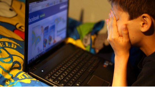 Школа может взять детские профили в соцсетях под контроль