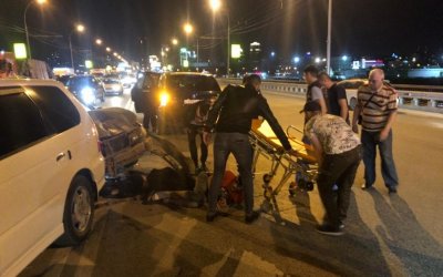 В Новосибирске молодого мужчину раздавило машинами