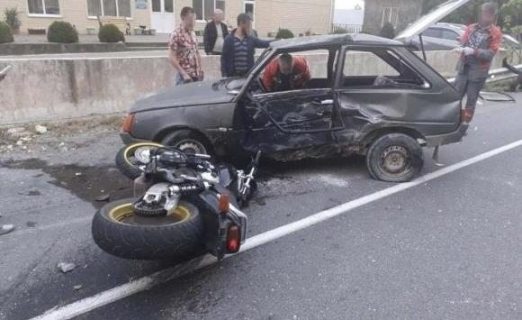 Мотоциклист на встречке влетел в легковушку на трассе Джубга-Сочи