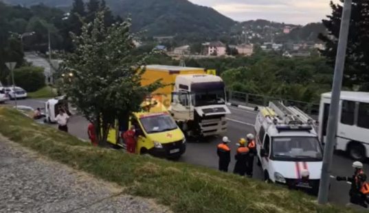 Два человека погибли в ДТП с фурой на автодороге Джубга - Сочи (ВИДЕО)