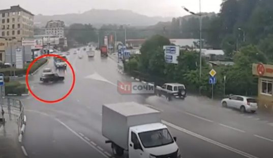 Момент смертельного ДТП с рейсовым автобусом в Сочи запечатлела камера видеонаблюдения